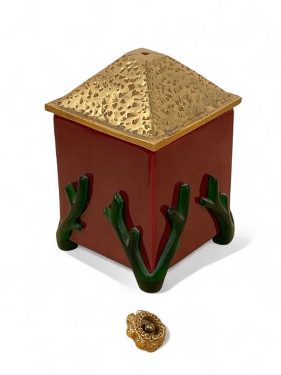 CONTEMPORARY WORK 
Covered ceramic box with...