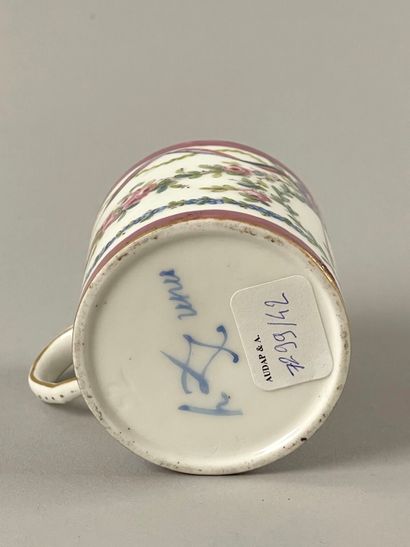 SÈVRES.
Tasse litron en pâte tendre à décor...