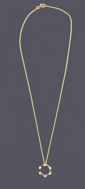Crown-shaped 18k (750 thousandths) gold pendant...