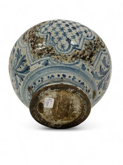 ITALIE, Sicile, Caltagirone 
Vase boule décoré...
