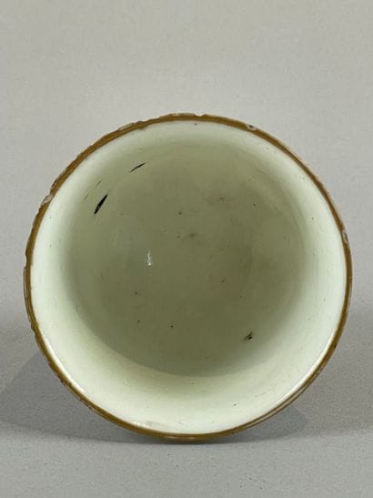 ITALIE, Capodimonte.
Tasse gobelet à décor...