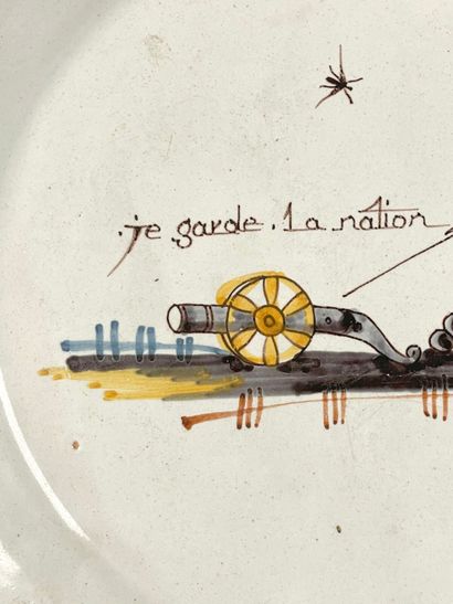 NEVERS. 
Assiette en faïence à bord contourné...