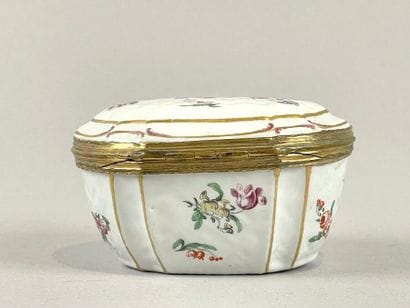 ITALIE, Doccia.
Tabatière ovale en forme...