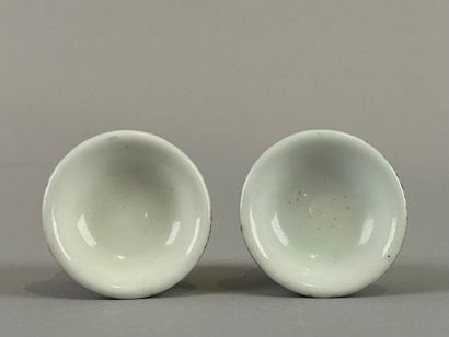 SÈVRES et PARIS
Deux pots à pommade, à décor...