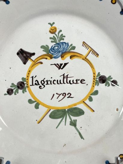 NEVERS.
Assiette révolutionnaire à bord contourné...