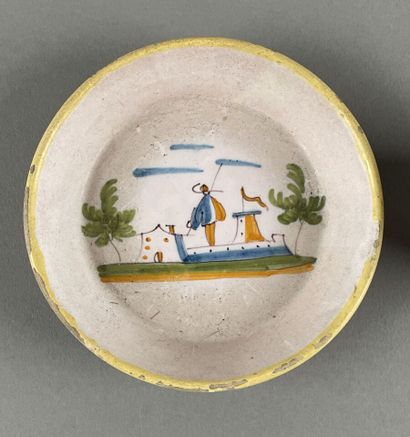 MOUSTIERS.
Tasse litron et sa sous-tasse...