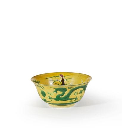 CHINE. 
Grand bol à fond jaune décoré aux...