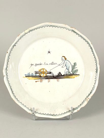 NEVERS. 
Assiette en faïence à bord contourné...