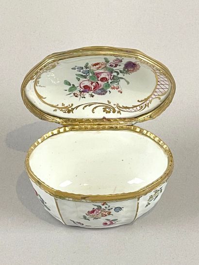 ITALIE, Doccia.
Tabatière ovale en forme...