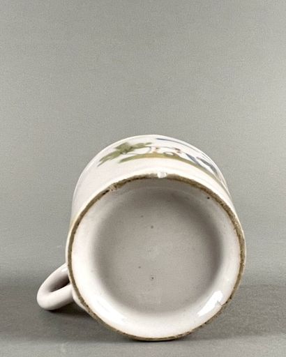 MOUSTIERS.
Tasse litron et sa sous-tasse...