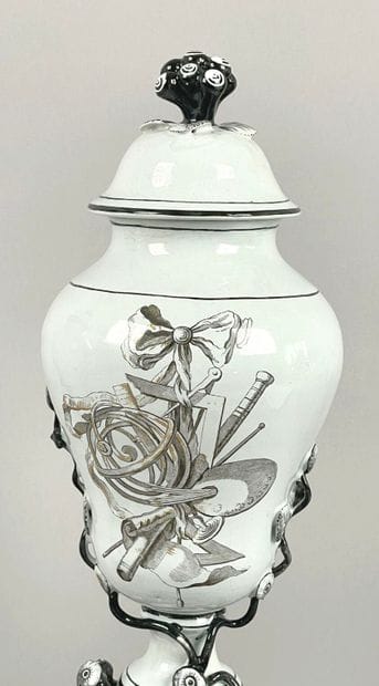SUÈDE, Marieberg.
Paire de vases couverts...