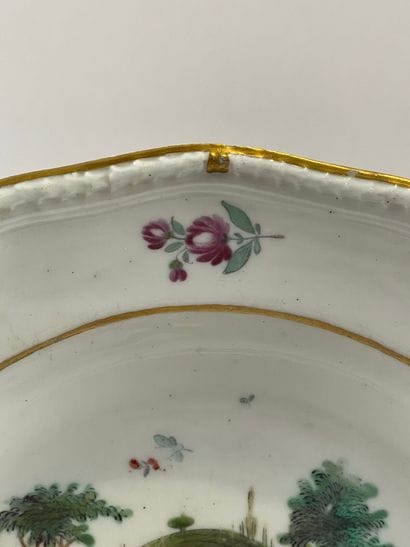 ITALIE, Cozzi.
Assiette creuse à décor d'une...