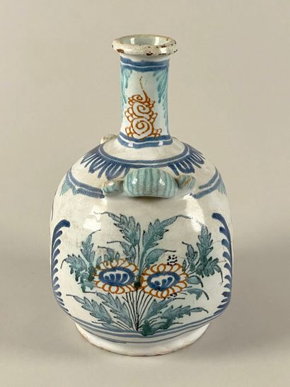 NEVERS.
Gourde à deux passants, décor polychrome...