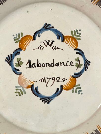 NEVERS. 
Assiette en faïence à bord contourné...
