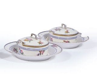 SÈVRES. 
Paire de beurriers ronds couverts...