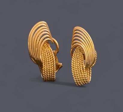 Pair of ear clips in 18k (750 thousandths)...
