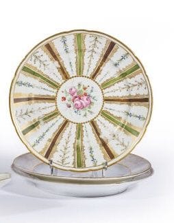 PARIS et BORDEAUX.
Trois assiettes en porcelaine....