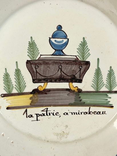 NEVERS. 
Assiette en faïence à bord contourné...