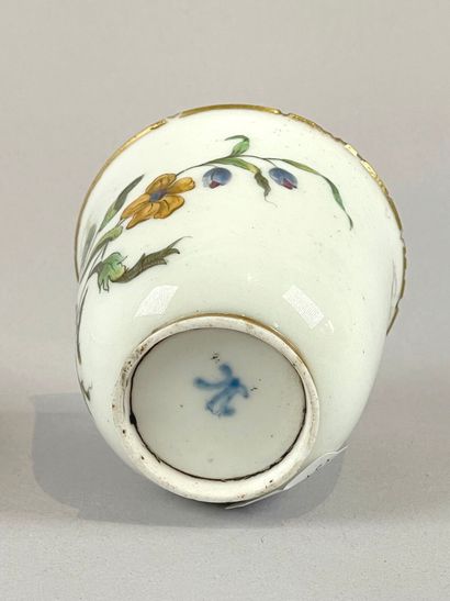 ITALIE, Capodimonte.
Tasse gobelet à décor...