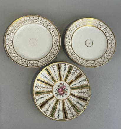 PARIS et BORDEAUX.
Trois assiettes en porcelaine....