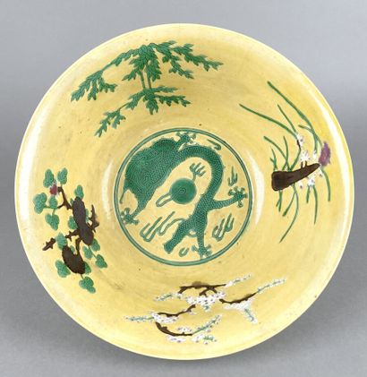 CHINE. 
Grand bol à fond jaune décoré aux...