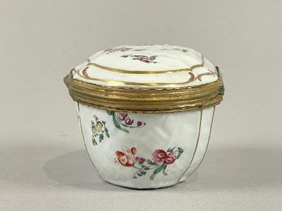 ITALIE, Doccia.
Tabatière ovale en forme...