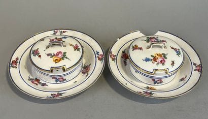 SÈVRES. 
Paire de beurriers ronds couverts...