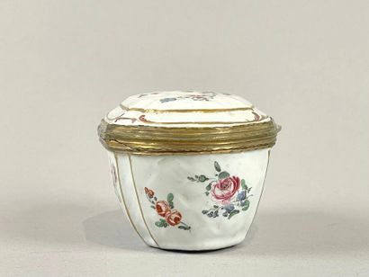 ITALIE, Doccia.
Tabatière ovale en forme...