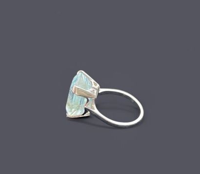 18k (750 thousandths) white gold ring set...