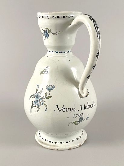 SINCENY.
Pichet à cidre à décor d'œillets...