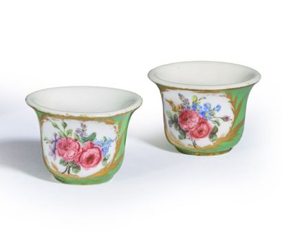 SÈVRES et PARIS
Deux pots à pommade, à décor...