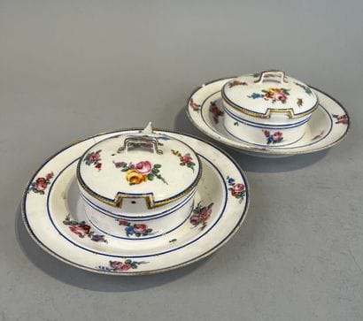 SÈVRES. 
Paire de beurriers ronds couverts...