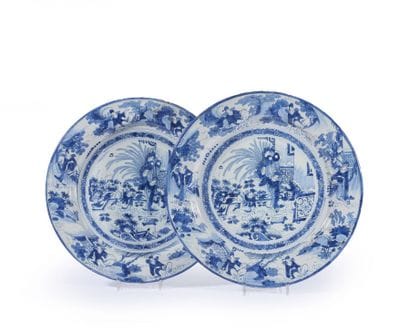 DELFT.
Paire de grands plats ronds à décor...