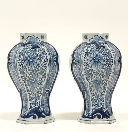 DELFT.
Paire de vases à panse aplatie, décor...