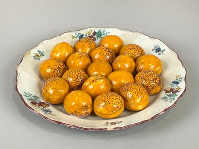 Deux assiettes en faïence, décor en trompe-l'œil,...
