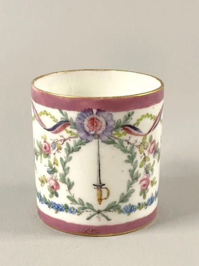 SÈVRES.
Tasse litron en pâte tendre à décor...