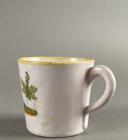 MOUSTIERS.
Tasse litron et sa sous-tasse...