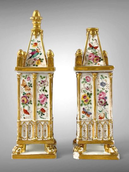 PARIS.
Paire de vases de style cathédrale...