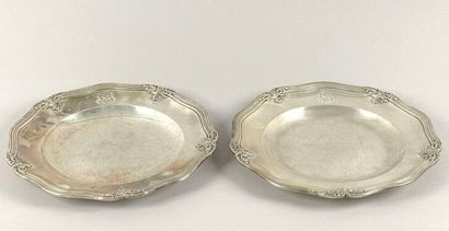 Deux plats circulaires polylobés en argent...