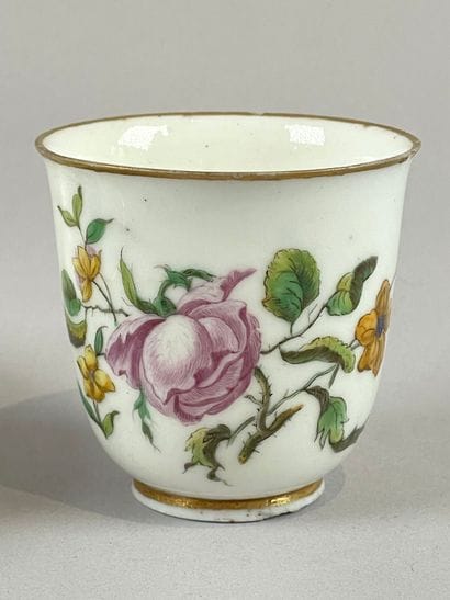 ITALIE, Capodimonte.
Tasse gobelet à décor...