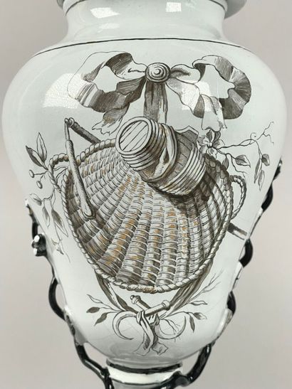SUÈDE, Marieberg.
Paire de vases couverts...