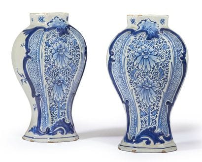 DELFT.
Paire de vases à panse aplatie, décor...