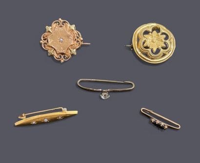 Réunion de trois broches en or 18k (750 millièmes),...