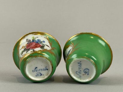 SÈVRES et PARIS
Deux pots à pommade, à décor...
