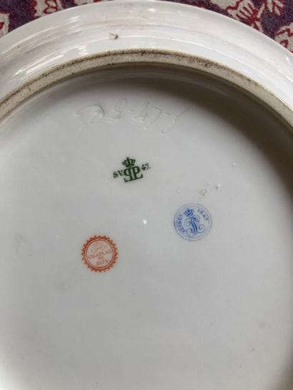 SÈVRES 
Bouillon couvert et son présentoir...