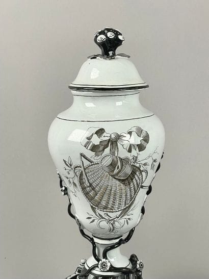 SUÈDE, Marieberg.
Paire de vases couverts...