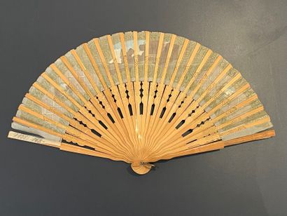 Au bord de la rivière, Japon, vers 1900.
Éventail...