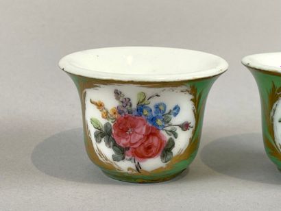 SÈVRES et PARIS
Deux pots à pommade, à décor...