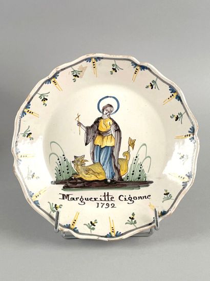 NEVERS.
Assiette patronymique à bord contourné...