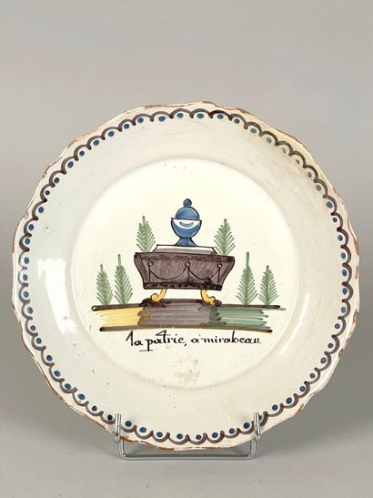NEVERS. 
Assiette en faïence à bord contourné...